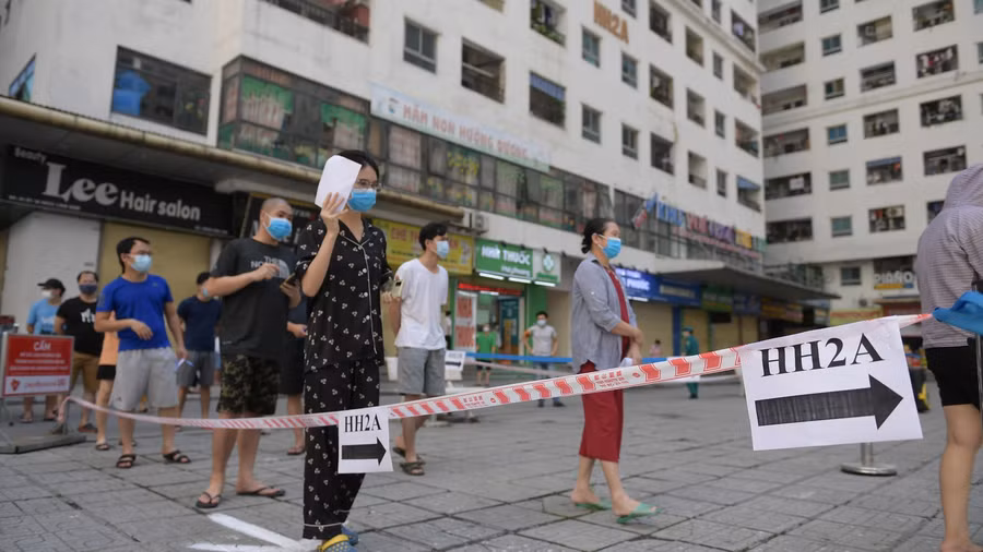 Từng toà nhà sẽ có biển chỉ dẫn riêng để đi vào trong khu vực test Covid-19 được lực lượng chức năng dựng ngay dưới sân của khu chung cư HH Linh Đàm.