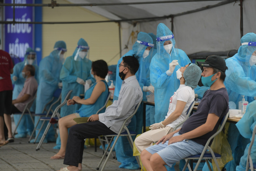 Chùm ảnh người dân tại chung cư HH Linh Đàm đội nắng đợi test Covid-19 ảnh 6