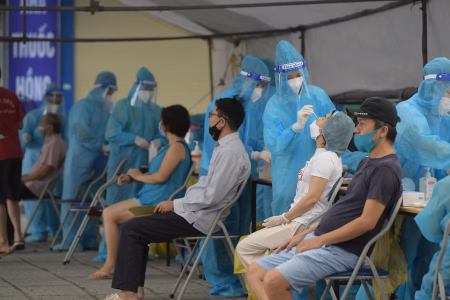 Chùm ảnh người dân tại chung cư HH Linh Đàm đội nắng đợi test Covid-19 ảnh 6