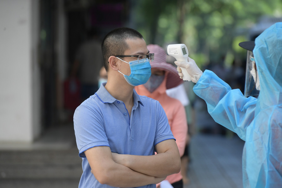 Chùm ảnh người dân tại chung cư HH Linh Đàm đội nắng đợi test Covid-19 ảnh 2