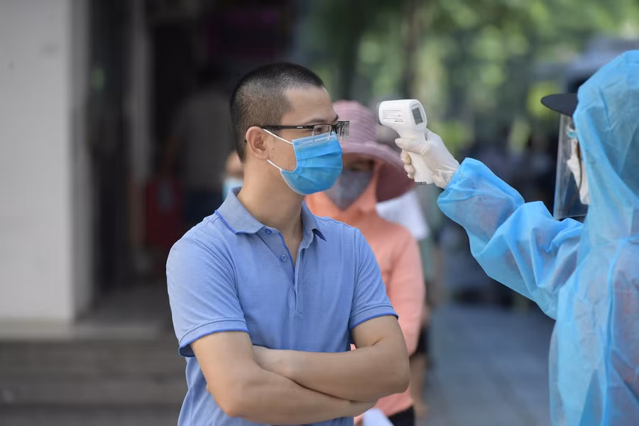 Chùm ảnh người dân tại chung cư HH Linh Đàm đội nắng đợi test Covid-19 ảnh 2