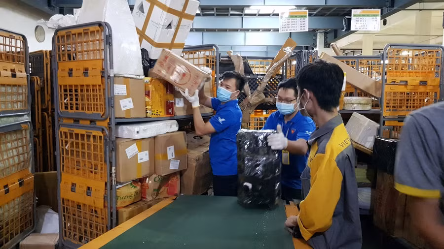 hơn 100 ngày công đã được hơn 500 đoàn viên thanh niên Bưu điện Việt Nam xung kích, tình nguyện đóng góp tham gia hỗ trợ với các nội dung thực hiện như: chia chọn, phân hướng, nhập liệu, đóng chuyến thư...