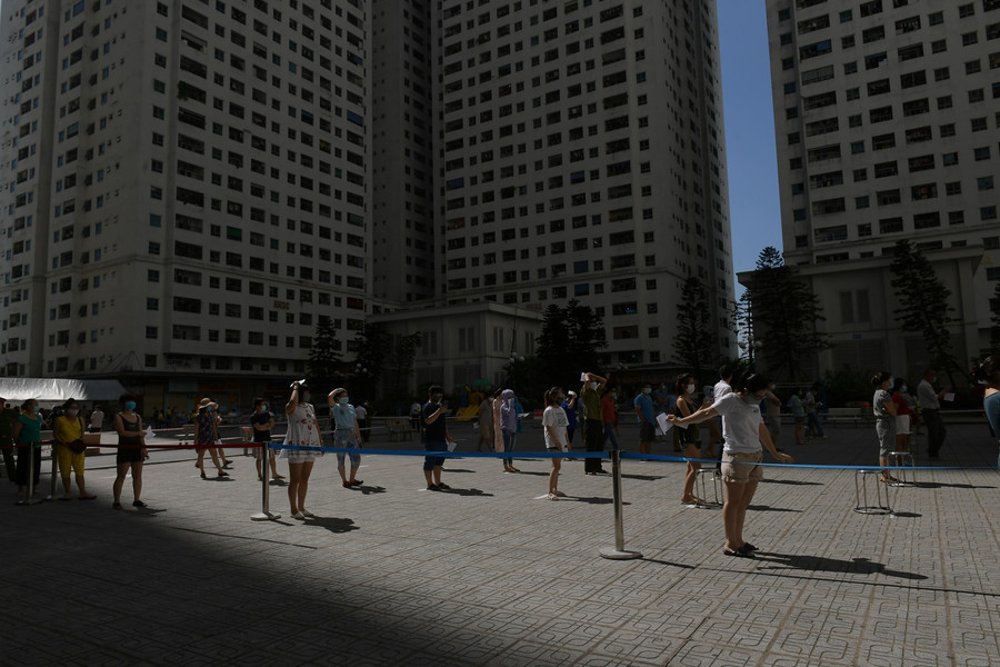 Chùm ảnh người dân tại chung cư HH Linh Đàm đội nắng đợi test Covid-19 ảnh 10