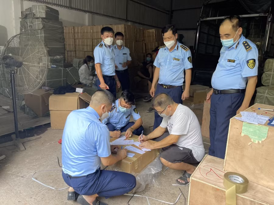 Cơ quan chức năng làm việc với chủ kho hàng.