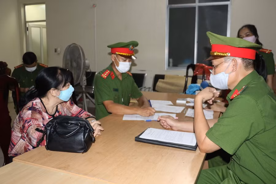 Cơ quan Cảnh sát điều tra Công an Nghệ An làm việc với bị can Nguyễn Thị Thu. Ảnh: Công an Nghệ An.