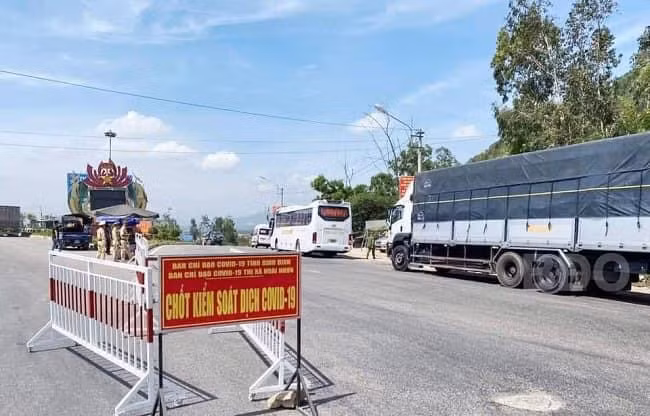 Một chốt kiểm soát dịch bệnh tại thị xã Hoài Nhơn.
