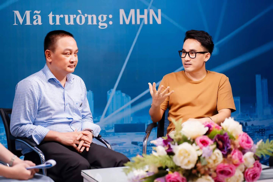 TS Lê Trọng Nga (bên trái) cùng Nhà thiết kế Hà Duy trong một buổi tư vấn, định hướng nghề nghiệp cho thí sinh dự thi môn năng khiếu vẽ.