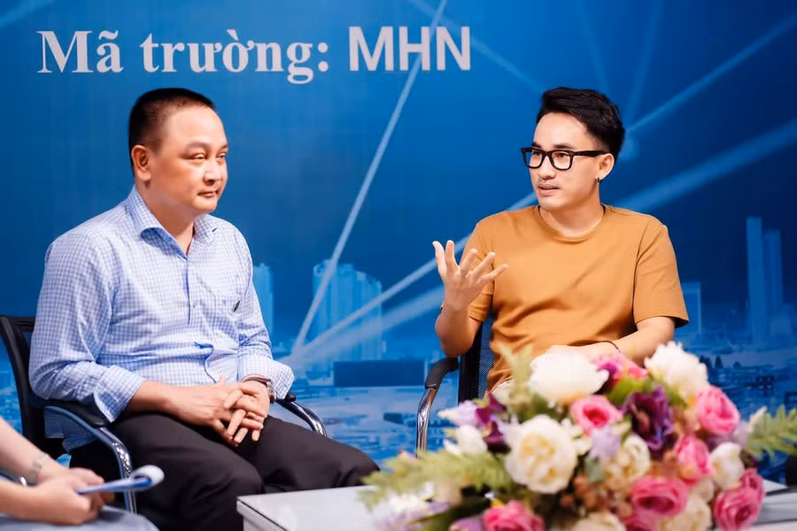 TS Lê Trọng Nga (bên trái) cùng Nhà thiết kế Hà Duy trong một buổi tư vấn, định hướng nghề nghiệp cho thí sinh dự thi môn năng khiếu vẽ.