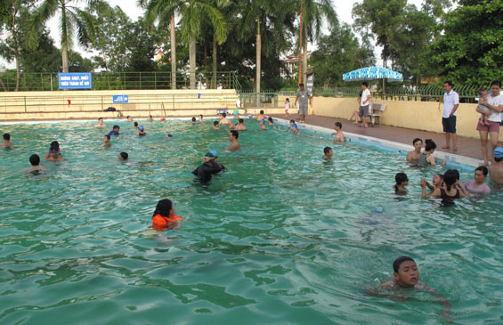 Hiện nay khá nhiều phụ huynh học sinh đã rất quan tâm đến việc cho con em đi học bơi để phòng chống đuối nước. Ảnh minh họa/internet