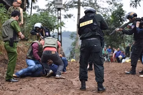 Lực lượng chức năng khống chế một đối tượng mua bán ma túy
