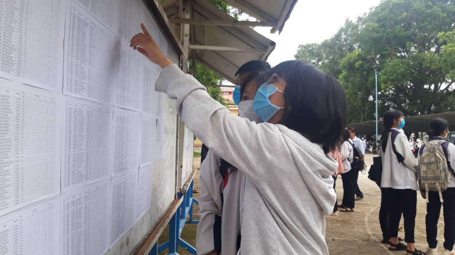 Thí sinh Kon Tum kiểm tra tên, danh sách phòng thi. Thí sinh Kon Tum kiểm tra tên, danh sách phòng thi.