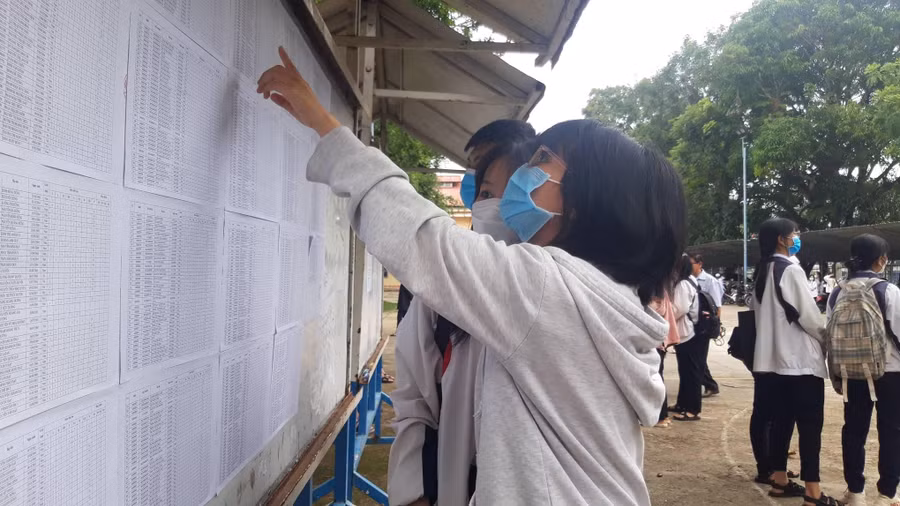 Thí sinh Kon Tum kiểm tra tên, danh sách phòng thi.