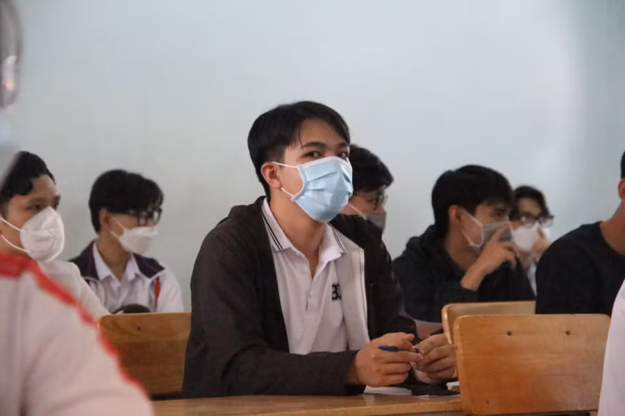 Sĩ tử tại Kon Tum tham gia Kỳ thi tốt nghiệp THPT 2022.