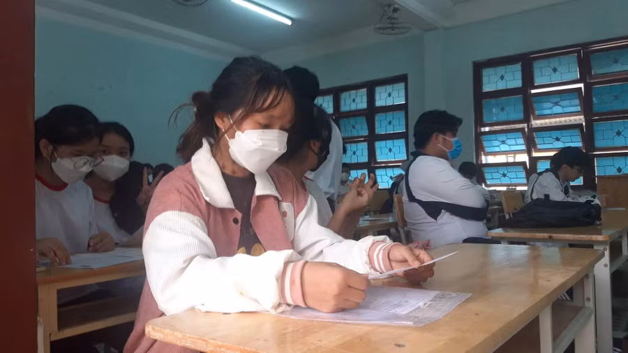 Thí sinh vào làm thủ tục dự thi.