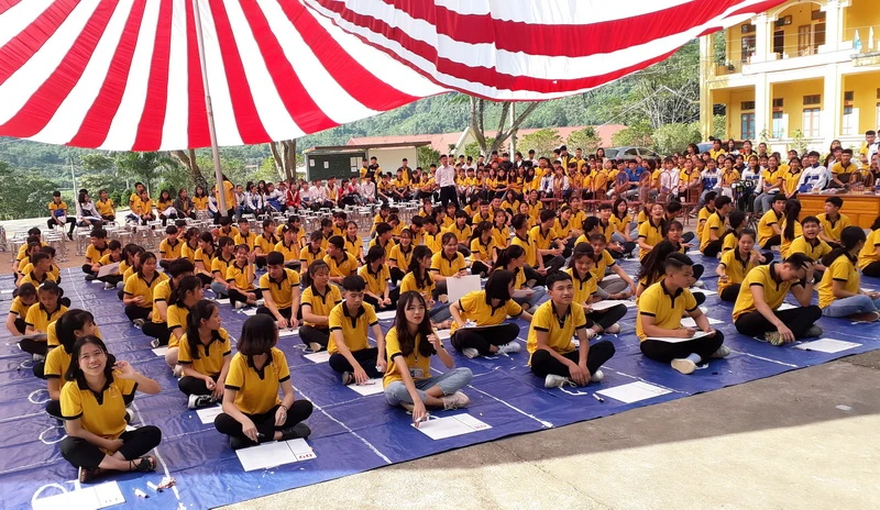 Học sinh hào hứng tham gia trò chơi rung chuông vàng