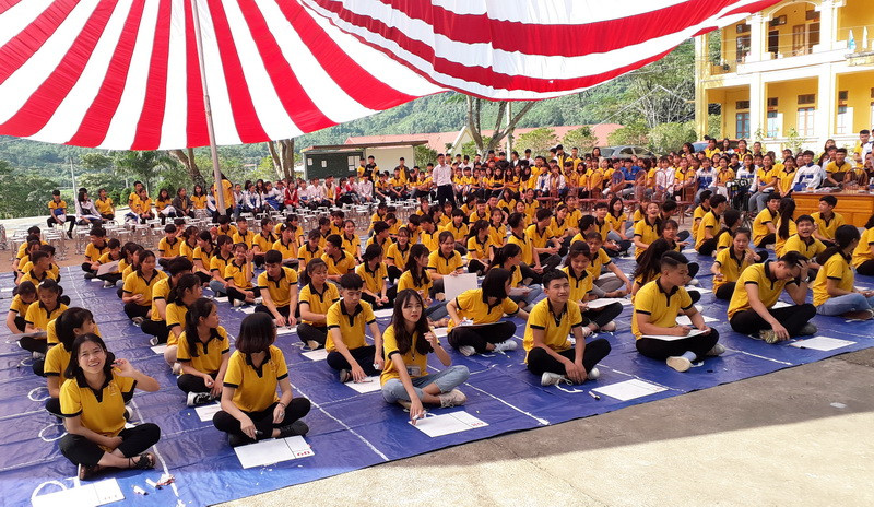 Học sinh hào hứng tham gia trò chơi rung chuông vàng