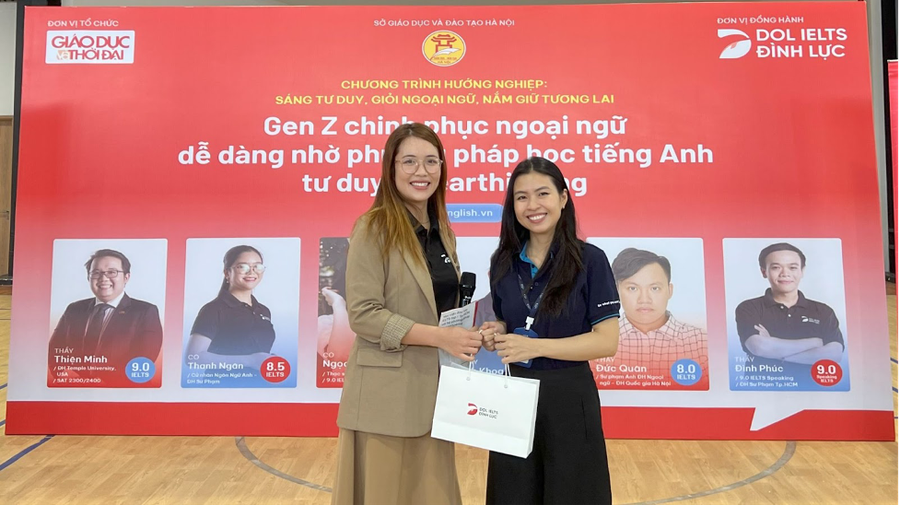 Cô Ngọc Anh- đại diện DOL IELTS Đình Lực gửi tặng món quà tới BGH nhà trường. Cô Ngọc Anh- đại diện DOL IELTS Đình Lực gửi tặng món quà tới BGH nhà trường.