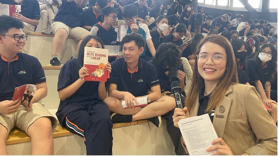 Các bạn học sinh háo hức khoe phần quà mới nhận được từ Ms. Ngọc Anh Các bạn học sinh háo hức khoe phần quà mới nhận được từ Ms. Ngọc Anh