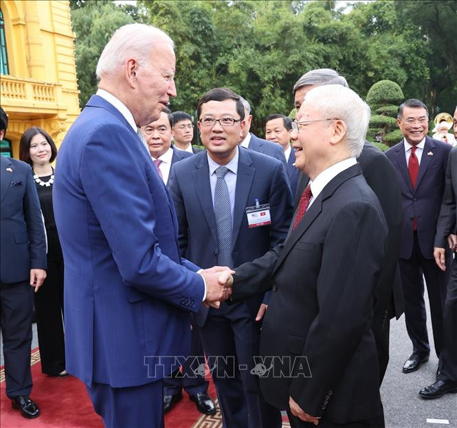 Tổng Bí thư Nguyễn Phú Trọng đón Tổng thống Hoa Kỳ Joe Biden. Ảnh: Trí Dũng/TTXVN Tổng Bí thư Nguyễn Phú Trọng đón Tổng thống Hoa Kỳ Joe Biden. Ảnh: Trí Dũng/TTXVN