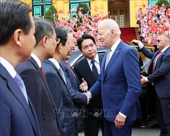 Tổng thống Hoa Kỳ Joe Biden bắt tay các thành viên Đoàn Việt Nam. Ảnh: Trí Dũng/TTXVN Tổng thống Hoa Kỳ Joe Biden bắt tay các thành viên Đoàn Việt Nam. Ảnh: Trí Dũng/TTXVN
