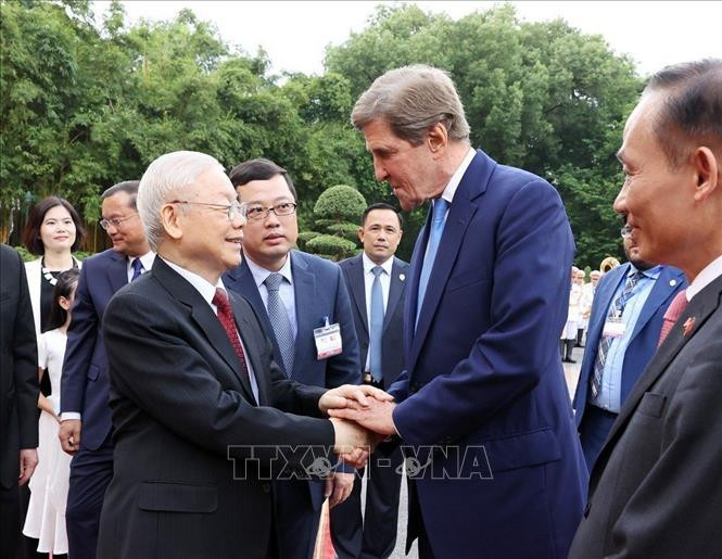 Tổng Bí thư Nguyễn Phú Trọng bắt tay ông John Kerry, Đặc phái viên về Khí hậu của Tổng thống Hoa Kỳ. Ảnh: Trí Dũng/TTXVN Tổng Bí thư Nguyễn Phú Trọng bắt tay ông John Kerry, Đặc phái viên về Khí hậu của Tổng thống Hoa Kỳ. Ảnh: Trí Dũng/TTXVN