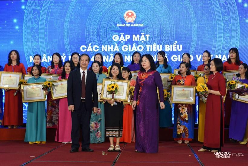 Bộ trưởng Nguyễn Kim Sơn, Thứ trưởng Ngô Thị Minh trao Bằng khen cho các nhà giáo tiêu biểu ngày 18/11/2022.