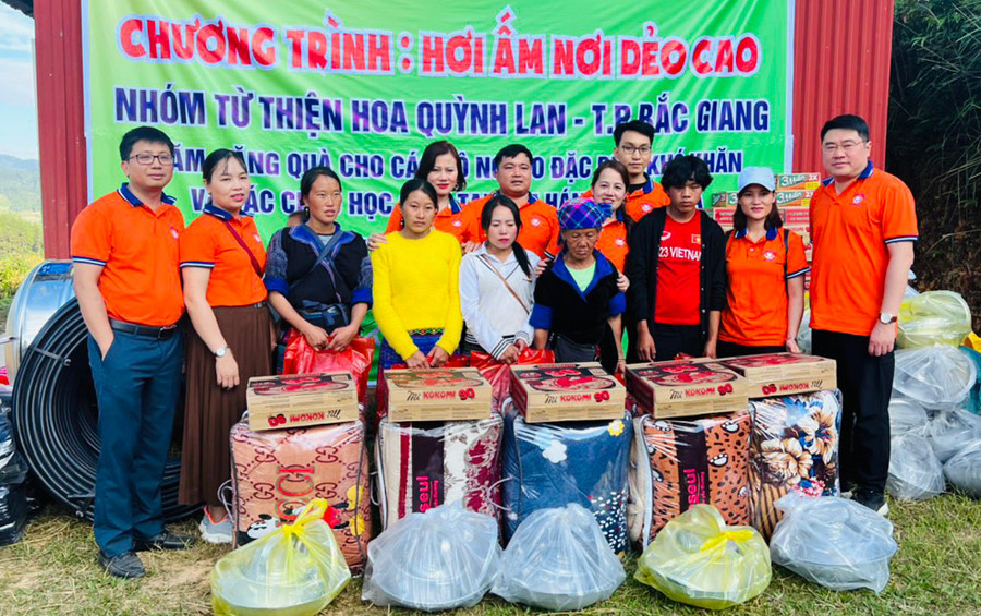 Các tổ chức thiện nguyện trao quà từ thiện cho các hộ dân ở xã Dế Xu Phình. Các tổ chức thiện nguyện trao quà từ thiện cho các hộ dân ở xã Dế Xu Phình.