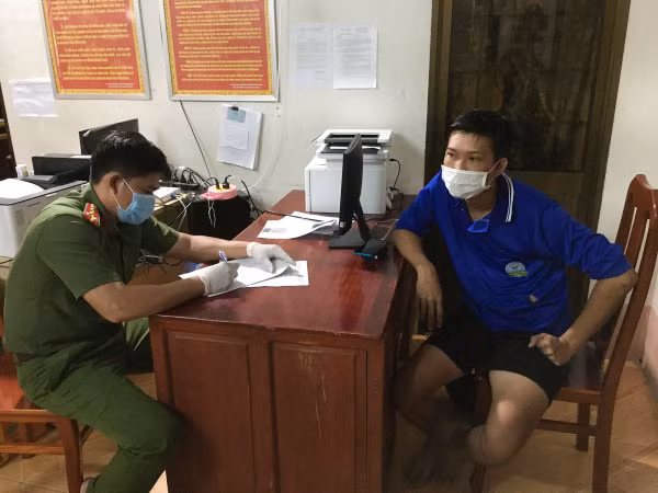 Mai Phú Quý làm việc với cơ quan chức năng. Ảnh: Công an Trà Vinh.