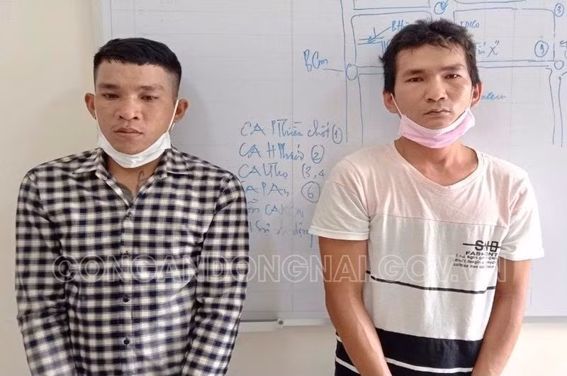 Hai đối tượng có hành vi đánh người gây thương tích bị bắt sau gần 9 tháng lẩn trốn. Ảnh: Công an tỉnh Đồng Nai.