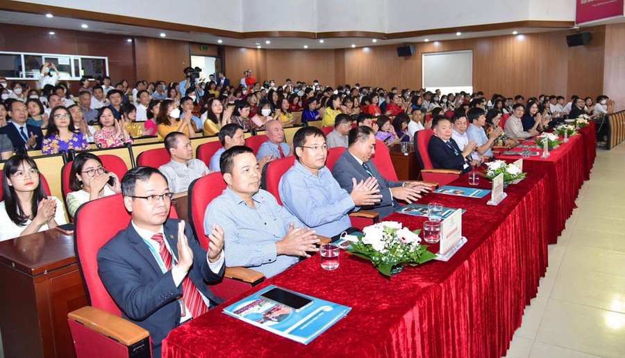 Các cán bộ, viên chức, sinh viên của Học viện Tài chính tham dự khai giảng năm học mới Các cán bộ, viên chức, sinh viên của Học viện Tài chính tham dự khai giảng năm học mới