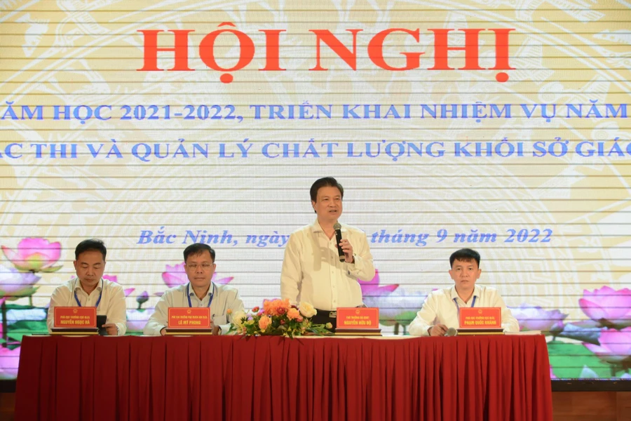 Thứ trưởng Bộ GD&ĐT Nguyễn Hữu Độ chủ trì hội nghị