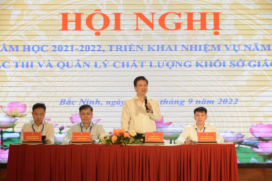 Thứ trưởng Bộ GD&ĐT Nguyễn Hữu Độ chủ trì hội nghị