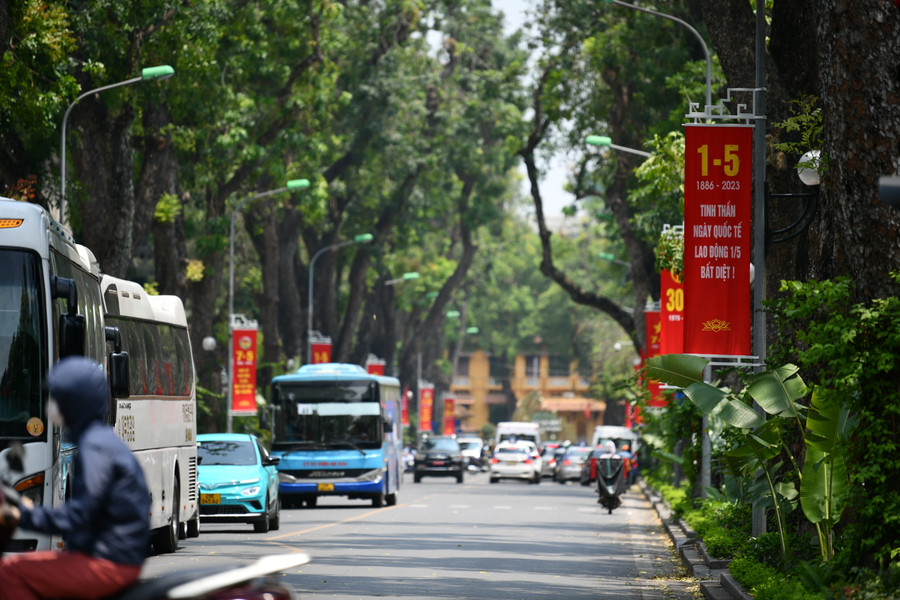 Hàng loạt tấm băng rôn được treo dọc các tuyến đường chính của Thành phố. Hàng loạt tấm băng rôn được treo dọc các tuyến đường chính của Thành phố.