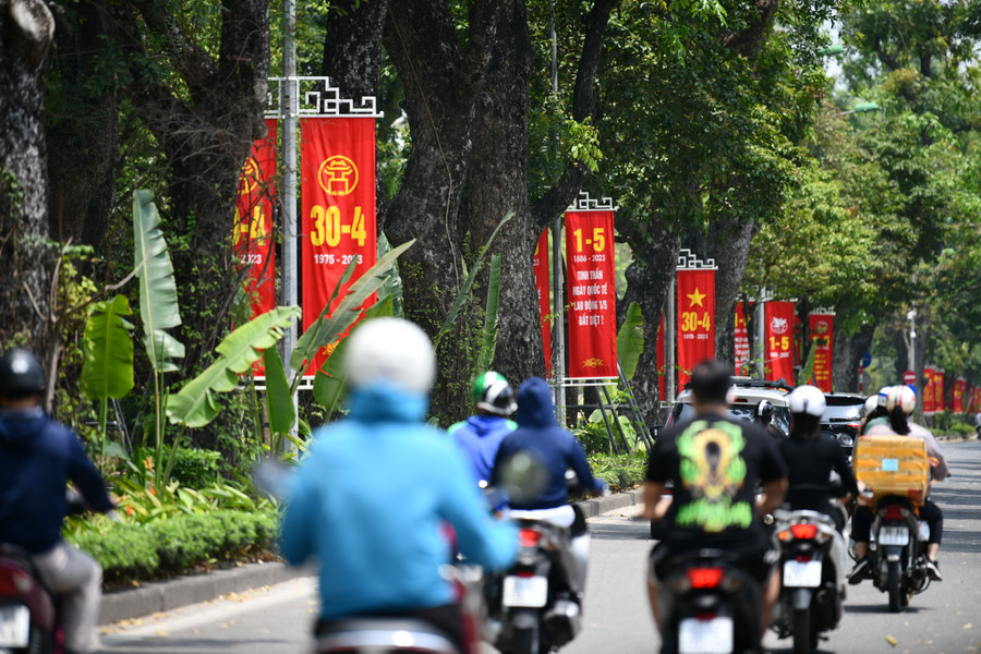 Hoạt động trang trí trong những ngày này đã khẳng định sự tự hào và tinh thần đoàn kết, quyết tâm bảo vệ Tổ quốc của dân tộc Việt Nam. Hoạt động trang trí trong những ngày này đã khẳng định sự tự hào và tinh thần đoàn kết, quyết tâm bảo vệ Tổ quốc của dân tộc Việt Nam.