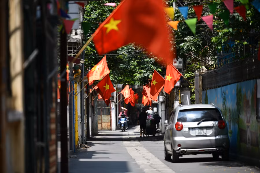 Cờ Tổ quốc xuất hiện trong những con ngõ nhỏ tại Thủ đô. Cờ Tổ quốc xuất hiện trong những con ngõ nhỏ tại Thủ đô.