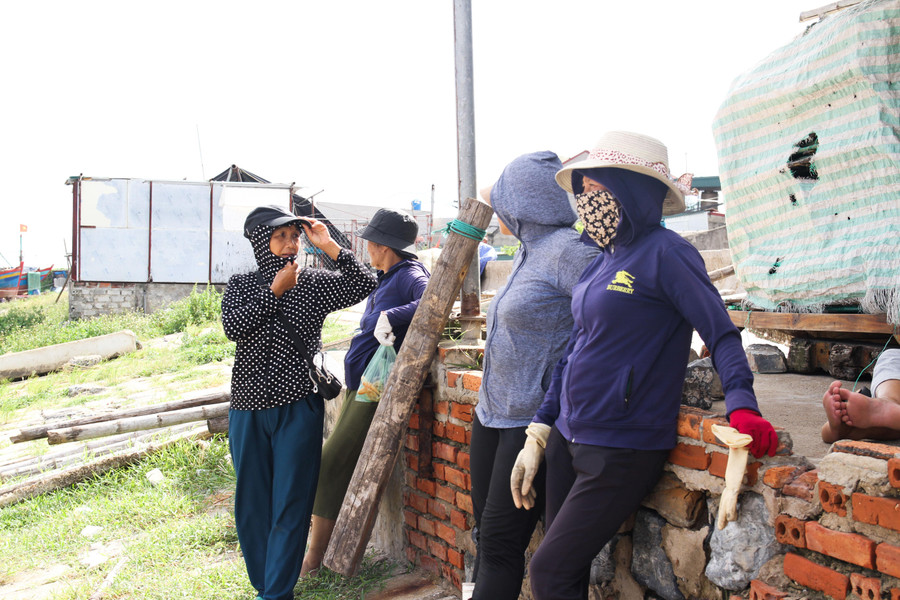 Theo một người dân địa phương cho biết, ngày nào cũng như thế cứ đến thời điểm gần trưa thì các tàu cá bắt đầu cập bến, mọi người đã đợi sẵn để chờ người nhà đi biển về cũng như nhiều thương lái đến đợi thu mua hải sản. Theo một người dân địa phương cho biết, ngày nào cũng như thế cứ đến thời điểm gần trưa thì các tàu cá bắt đầu cập bến, mọi người đã đợi sẵn để chờ người nhà đi biển về cũng như nhiều thương lái đến đợi thu mua hải sản.