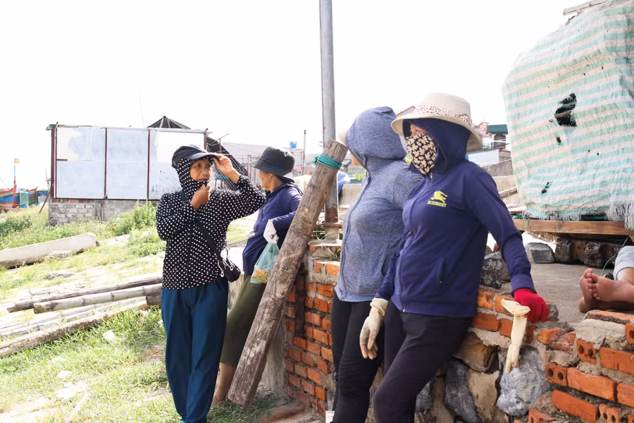 Theo một người dân địa phương cho biết, ngày nào cũng như thế cứ đến thời điểm gần trưa thì các tàu cá bắt đầu cập bến, mọi người đã đợi sẵn để chờ người nhà đi biển về cũng như nhiều thương lái đến đợi thu mua hải sản.
