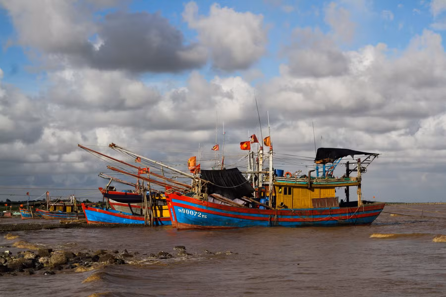 Nằm ở phía Đông Bắc của huyện Hậu Lộc, tỉnh Thanh Hóa, lâu nay, Ngư Lộc vốn đã nổi tiếng không chỉ ở Thanh Hóa mà còn khắp cả nước với nhiều “cái nhất” khi là một xã không có đất canh tác nông nghiệp, diện tích đất của toàn xã nhỏ nhất chỉ với 0,46km2, mật độ dân số cao nhất với 36.000 người/km2; dân số gần 19.000 người.