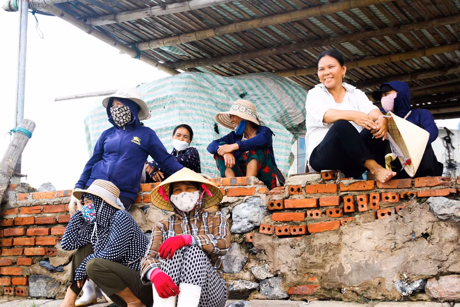 Khoảng thời gian từ 10h sáng đến 14h chiều được xem là thời điểm nhộn nhịp nhất tại cảng cá xã Ngư Lộc bởi các hoạt động mua bán hải sản ngay khi thuyền đánh bắt vào bờ.