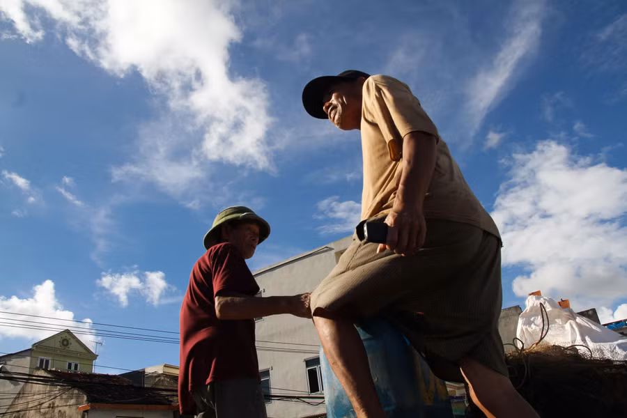 Một người dân cho biết với giá xăng dầu như thời điểm hiện tại, trừ chi phí, thu nhập sau mỗi chuyến đi là rất ít. Với những tàu cá to, nhiều chủ tàu còn "âm tiền" sau mỗi chuyến đi.