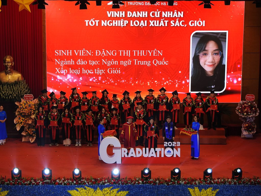 Nhà trường vinh danh cử nhân tốt nghiệp loại xuất sắc, giỏi. Ảnh: Minh Cương Nhà trường vinh danh cử nhân tốt nghiệp loại xuất sắc, giỏi. Ảnh: Minh Cương