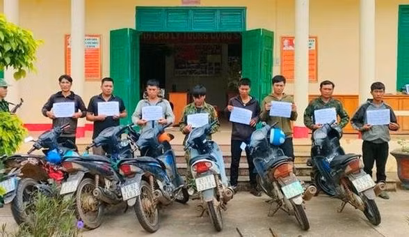 8 người bị cơ quan chức năng phát hiện mang theo súng tự chế vào khu vực biên giới. Ảnh: K.Q