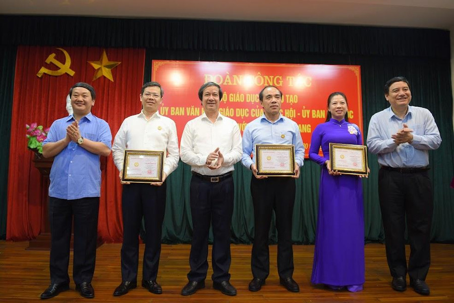 Dịp này, Bộ trưởng Nguyễn Kim Sơn đã trao tặng Kỷ niệm chương "Vì sự nghiệp giáo dục" cho lãnh đạo tỉnh và các cá nhân có đóng góp trong công tác giáo dục và đào tạo của tỉnh Tuyên Quang. Dịp này, Bộ trưởng Nguyễn Kim Sơn đã trao tặng Kỷ niệm chương "Vì sự nghiệp giáo dục" cho lãnh đạo tỉnh và các cá nhân có đóng góp trong công tác giáo dục và đào tạo của tỉnh Tuyên Quang.