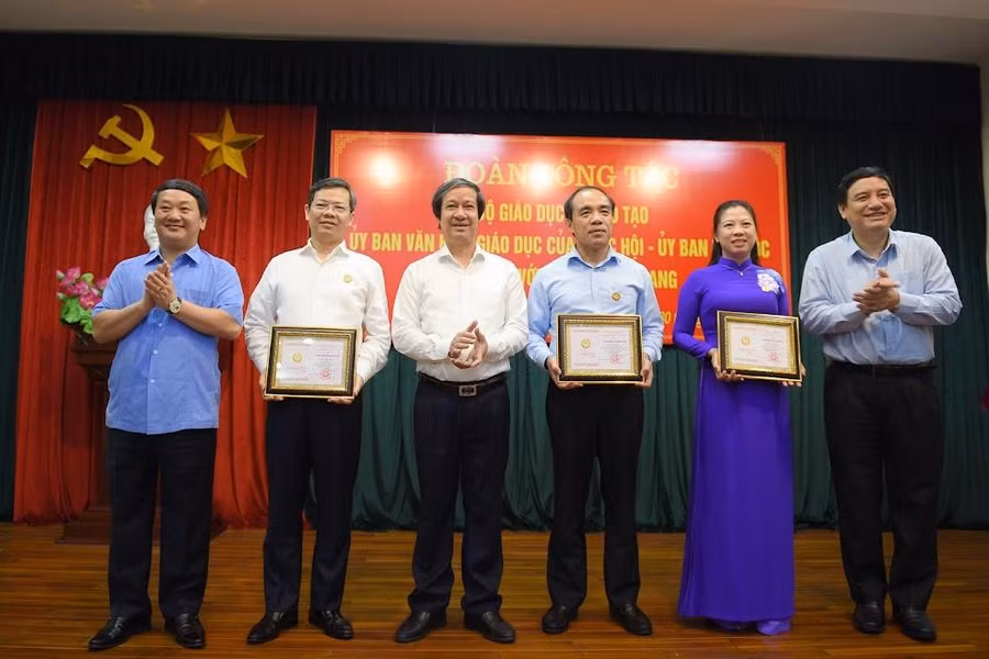 Dịp này, Bộ trưởng Nguyễn Kim Sơn đã trao tặng Kỷ niệm chương "Vì sự nghiệp giáo dục" cho lãnh đạo tỉnh và các cá nhân có đóng góp trong công tác giáo dục và đào tạo của tỉnh Tuyên Quang.