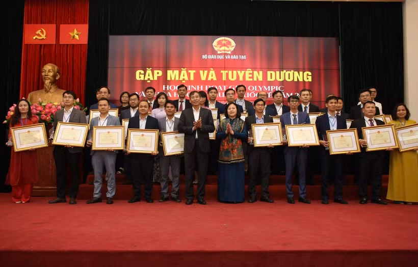 Thứ trưởng Bộ GD&amp;ĐT Ngô Thị Minh trao Bằng khen của Bộ trưởng cho 37 thầy giáo, cô giáo có thành tích cao trong bồi dưỡng học sinh giỏi.