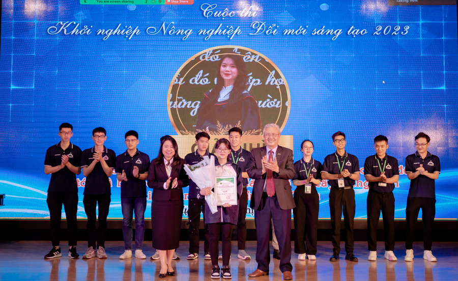 Dự án “Nghiên cứu chiết xuất cao để hỗ trợ điều trị các vấn đề về tóc và bồi bổ cơ thể từ cây Hà Thủ ô và cây Đảng sân tại huyện Sìn Hồ, tỉnh Lai Châu” đoạt giải Nhì. Dự án “Nghiên cứu chiết xuất cao để hỗ trợ điều trị các vấn đề về tóc và bồi bổ cơ thể từ cây Hà Thủ ô và cây Đảng sân tại huyện Sìn Hồ, tỉnh Lai Châu” đoạt giải Nhì.