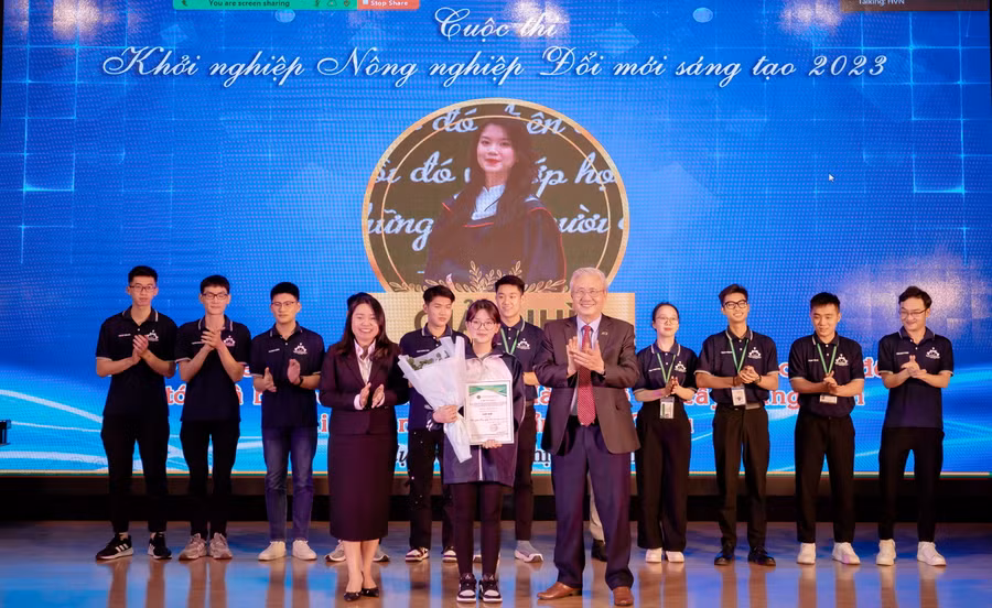 Dự án “Nghiên cứu chiết xuất cao để hỗ trợ điều trị các vấn đề về tóc và bồi bổ cơ thể từ cây Hà Thủ ô và cây Đảng sân tại huyện Sìn Hồ, tỉnh Lai Châu” đoạt giải Nhì.