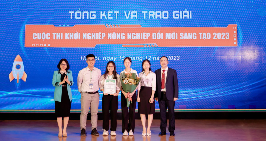 Ban tổ chức trao giải Ba cho các dự án. Ban tổ chức trao giải Ba cho các dự án.