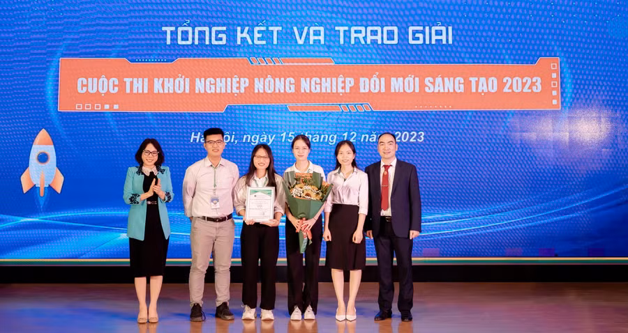 Ban tổ chức trao giải Ba cho các dự án.