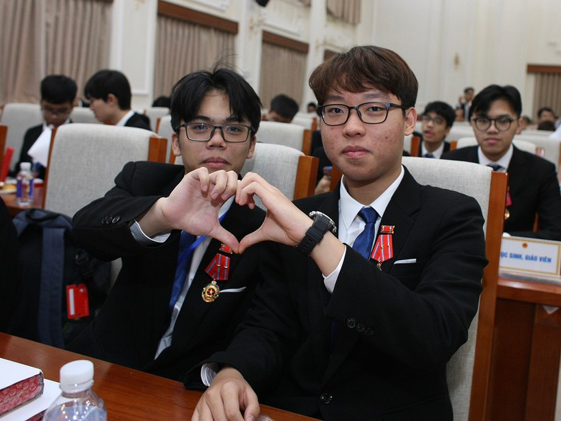 Niềm vui của các em học sinh khi được tham dự buổi gặp mặt của Bộ GD&amp;ĐT - chiều 16/12.